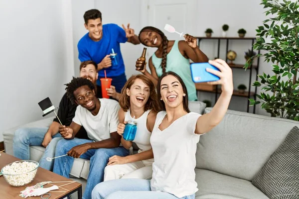 Gruppe Junger Freunde Mit Lustigen Kostümaccessoires Macht Selfie Mit Dem — Stockfoto