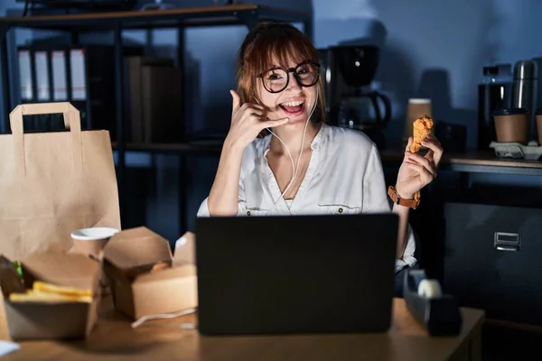 Jovem Mulher Bonita Trabalhando Usando Laptop Computador Comer Comida Parto — Fotografia de Stock