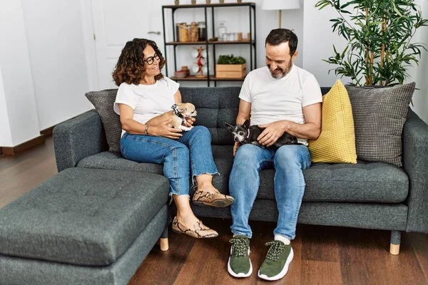 Spanisches Paar Mittleren Alters Lächelt Glücklich Auf Dem Sofa Sitzend — Stockfoto