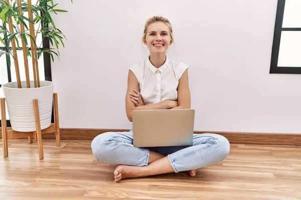 Young Blonde Woman Using Computer Laptop Sitting Floor Living Room — Stok fotoğraf