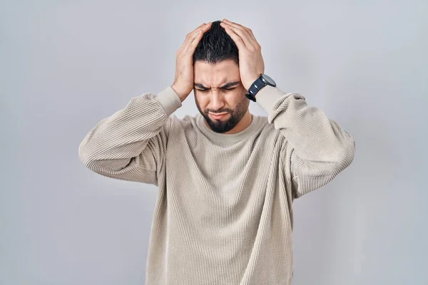 Joven Hombre Guapo Pie Sobre Fondo Aislado Que Sufre Dolor — Foto de Stock