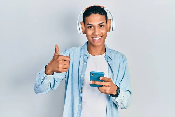 Young African American Guy Using Smartphone Wearing Headphones Smiling Happy — Stockfoto