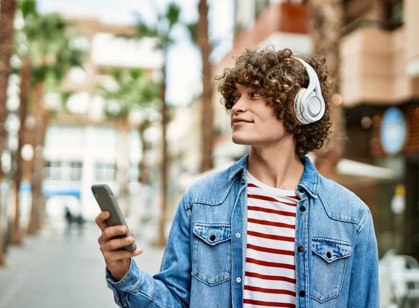 Jovem Hispânico Ouvindo Música Smartphone Cidade — Fotografia de Stock