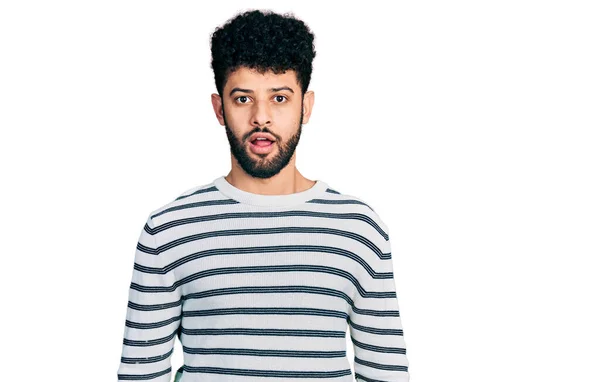 Junger Arabischer Mann Mit Bart Trägt Lässig Gestreiften Pullover Angst — Stockfoto