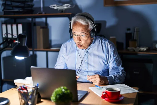 Hispanic Senior Man Wearing Call Center Agent Headset Night Making — Fotografia de Stock