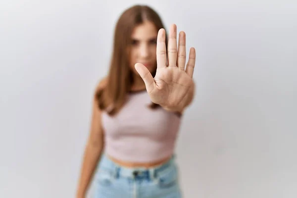 Giovane Donna Bruna Piedi Sfondo Isolato Facendo Smettere Cantare Con — Foto Stock