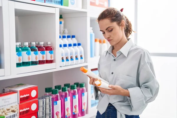 Young Woman Customer Holding Sunscreen Bottles Pharmacy — Fotografia de Stock