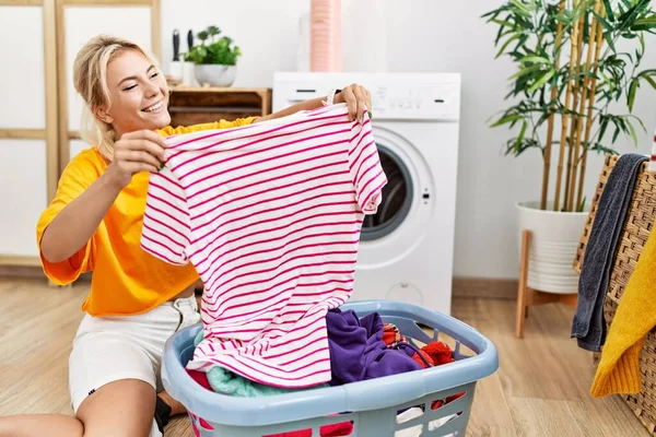 Jovem Loira Fazendo Lavanderia Colocando Roupas Máquina Lavar Roupa Casa — Fotografia de Stock