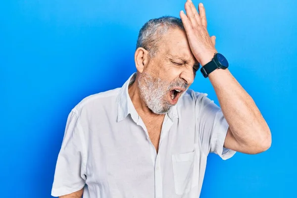 Hombre Mayor Guapo Con Barba Vistiendo Camisa Blanca Casual Sorprendido — Foto de Stock