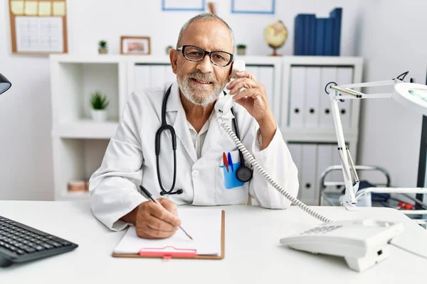 Uomo Anziano Dai Capelli Grigi Che Indossa Uniforme Medico Che — Foto Stock