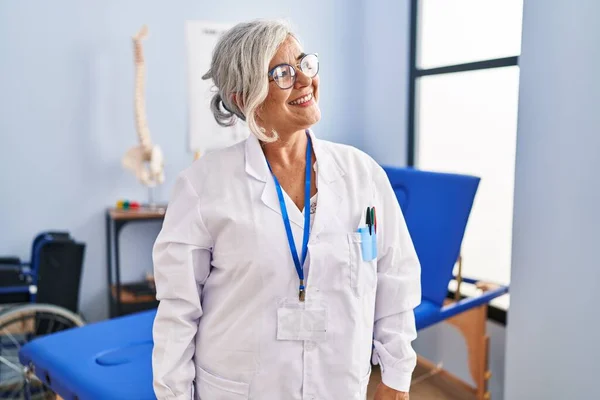 Middle Age Woman Grey Hair Working Pain Recovery Clinic Looking — Stockfoto