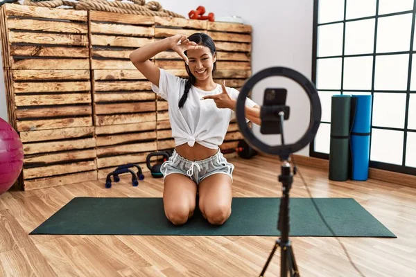 Joven Mujer Hispana Grabando Tutorial Entrenamiento Gimnasio Sonriendo Haciendo Marco —  Fotos de Stock