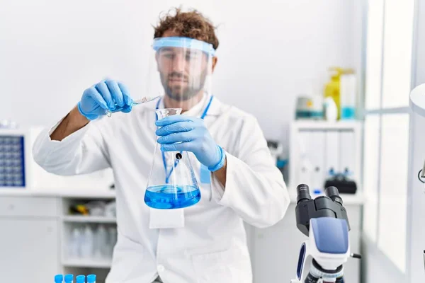 Giovane Uomo Ispanico Che Indossa Uniforme Scienziato Tenuta Provetta Laboratorio — Foto Stock