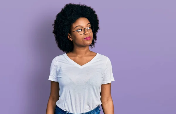 Genç Afro Amerikalı Kadın Günlük Beyaz Tişört Giyiyor Gülümsüyor Yan — Stok fotoğraf