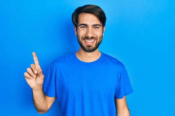Jonge Spaanse Man Draagt Casual Kleding Met Een Grote Glimlach — Stockfoto