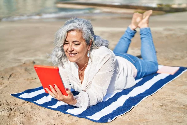 Middle Age Woman Using Touchpad Lying Towel Seaside — Stockfoto