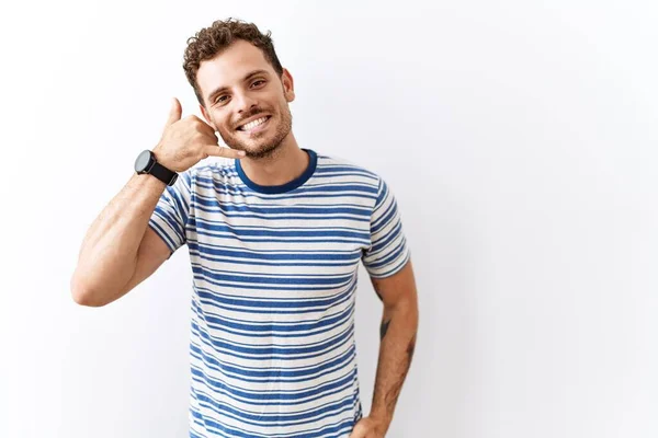 Jovem Bonito Sobre Fundo Isolado Sorrindo Fazendo Gesto Telefone Com — Fotografia de Stock