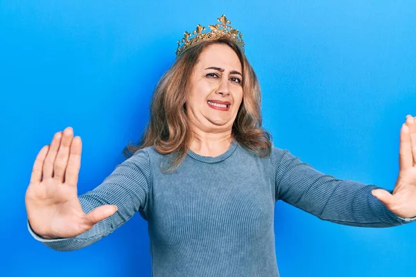 Middle Age Caucasian Woman Wearing Queen Crown Afraid Terrified Fear — Zdjęcie stockowe