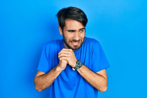 Jonge Spaanse Man Draagt Casual Kleding Lachend Nerveus Opgewonden Met — Stockfoto