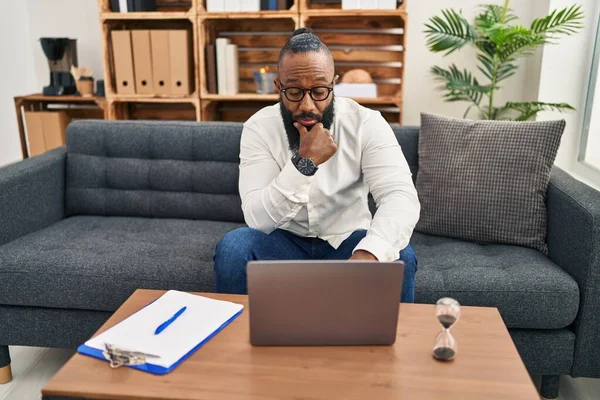 Young African American Man Psychologist Having Online Session Psychology Center — Stock Photo, Image