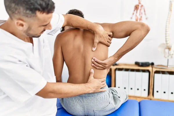 Dos Hombres Hispanos Fisioterapeuta Paciente Que Tienen Sesión Rehabilitación Masajeando —  Fotos de Stock