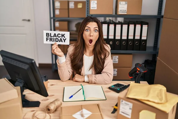 Young Brunette Woman Holding Black Friday Banner Small Commerce Scared — 图库照片