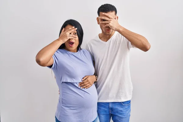 Jong Latijns Amerikaans Paar Verwacht Een Baby Staan Achtergrond Gluren — Stockfoto