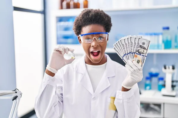 African American Woman Working Scientist Laboratory Holding Dollars Celebrating Crazy — ストック写真
