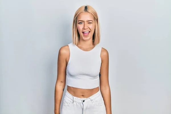 Beautiful Blonde Woman Wearing Casual Style Sleeveless Shirt Winking Looking — ストック写真