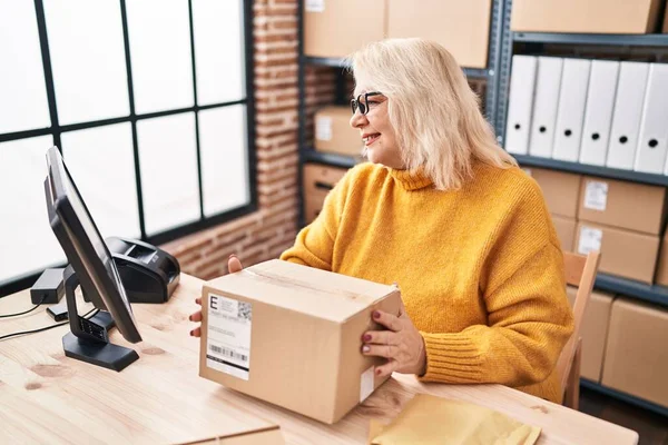 Middle Age Blonde Woman Ecommerce Business Worker Holding Package Office — 图库照片