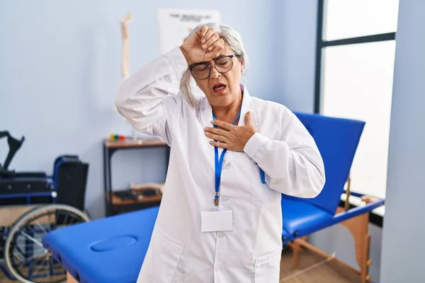 Femme Âge Moyen Aux Cheveux Gris Travaillant Clinique Récupération Douleur — Photo