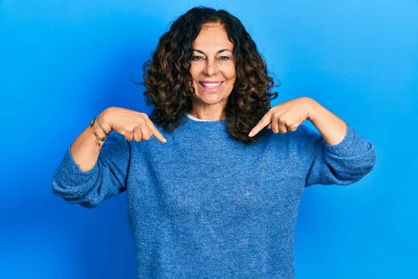 Mujer Hispana Mediana Edad Vistiendo Ropa Casual Que Confiada Con — Foto de Stock