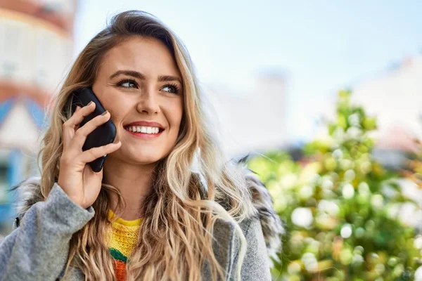 Şehirdeki Genç Sarışın Kadın Telefonda Konuşuyor — Stok fotoğraf