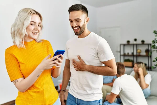 Dos Jóvenes Amigos Pie Utilizando Teléfono Inteligente Casa —  Fotos de Stock