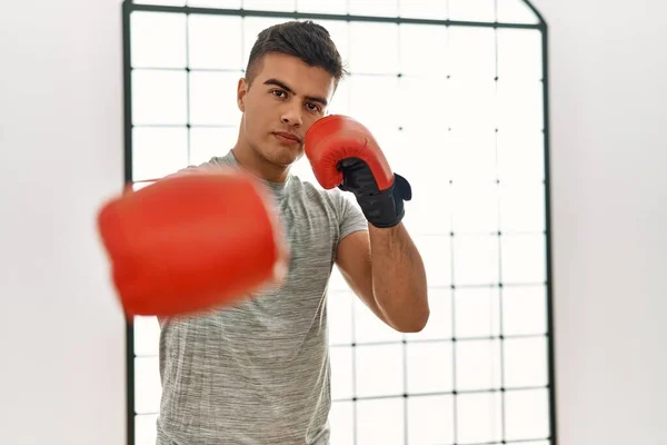 Joven Hombre Hispano Boxeando Centro Deportivo —  Fotos de Stock