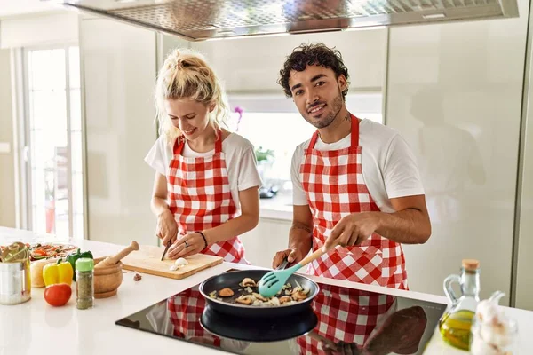 Casal Jovem Sorrindo Cozinha Feliz Usando Frigideira Cozinha — Fotografia de Stock