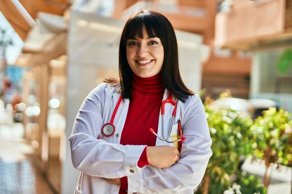 Mladá Brunetka Žena Nosí Lékařskou Uniformu Stetoskop Městě — Stock fotografie