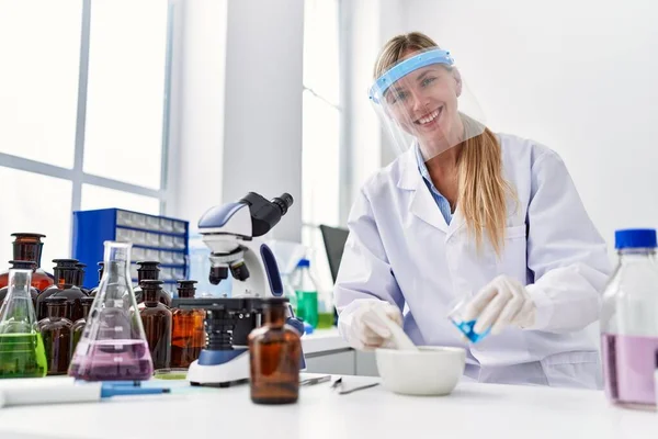 Giovane Donna Bionda Con Uniforme Scienziato Che Lavora Laboratorio — Foto Stock