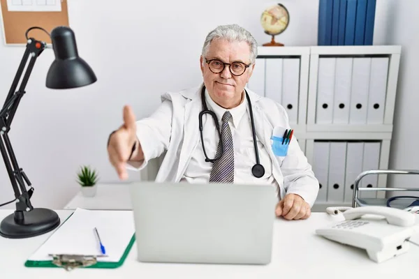 Senior Caucasian Man Wearing Doctor Uniform Stethoscope Clinic Smiling Friendly — 스톡 사진