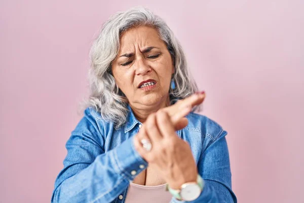 Middle Age Woman Grey Hair Standing Pink Background Suffering Pain —  Fotos de Stock