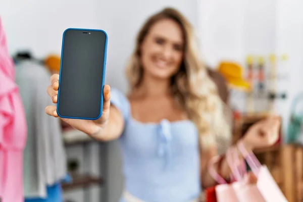 Joven Cliente Mostrando Aplicación Teléfono Inteligente Que Sostiene Bolsas Compras — Foto de Stock