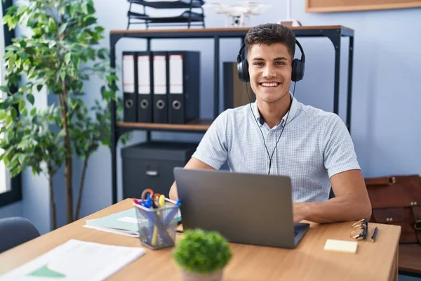 Giovane Uomo Ispanico Che Lavora Ufficio Indossando Cuffie Con Sorriso — Foto Stock