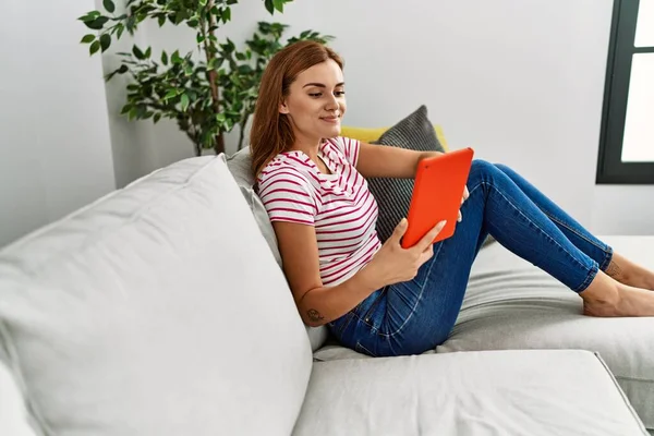 Mujer Joven Usando Touchpad Sentado Sofá Casa —  Fotos de Stock