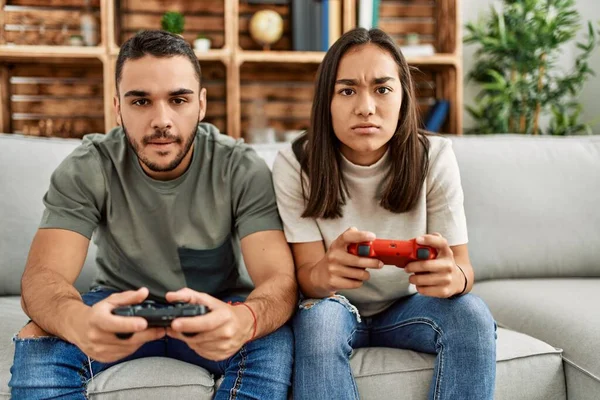 Jong Latijn Paar Gefrustreerd Spelen Video Game Thuis — Stockfoto