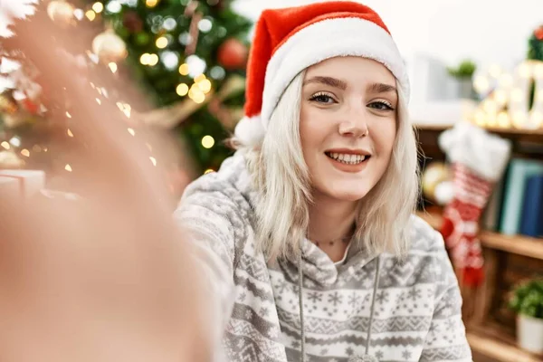 Молода Біла Дівчина Посміхається Щасливим Носінням Різдвяного Капелюха Роблячи Селфі — стокове фото