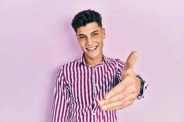 Jonge Spaanse Man Casual Kleding Glimlachend Vriendelijk Aanbieden Van Handdruk — Stockfoto