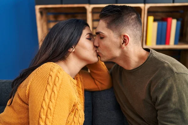 Hombre Mujer Pareja Sentado Sofá Besos Casa —  Fotos de Stock