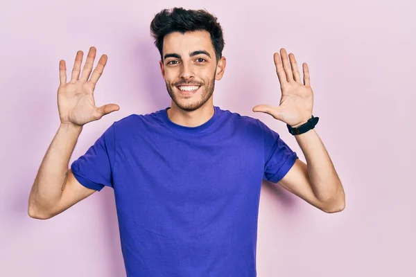 Joven Hombre Hispano Vistiendo Camiseta Casual Mostrando Señalando Con Los —  Fotos de Stock