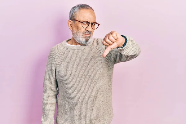 Ein Gutaussehender Älterer Mann Mit Bart Lässigem Pullover Und Brille — Stockfoto