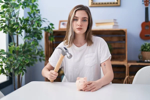 Blonďatá Běloška Držící Prasátko Kladivo Uvolnila Vážným Výrazem Tváři Jednoduchý — Stock fotografie